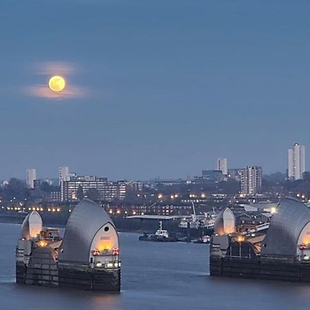 Large Double Room Overlooking The Thames ลอนดอน ภายนอก รูปภาพ