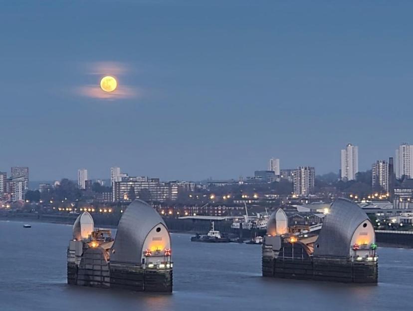 Large Double Room Overlooking The Thames ลอนดอน ภายนอก รูปภาพ