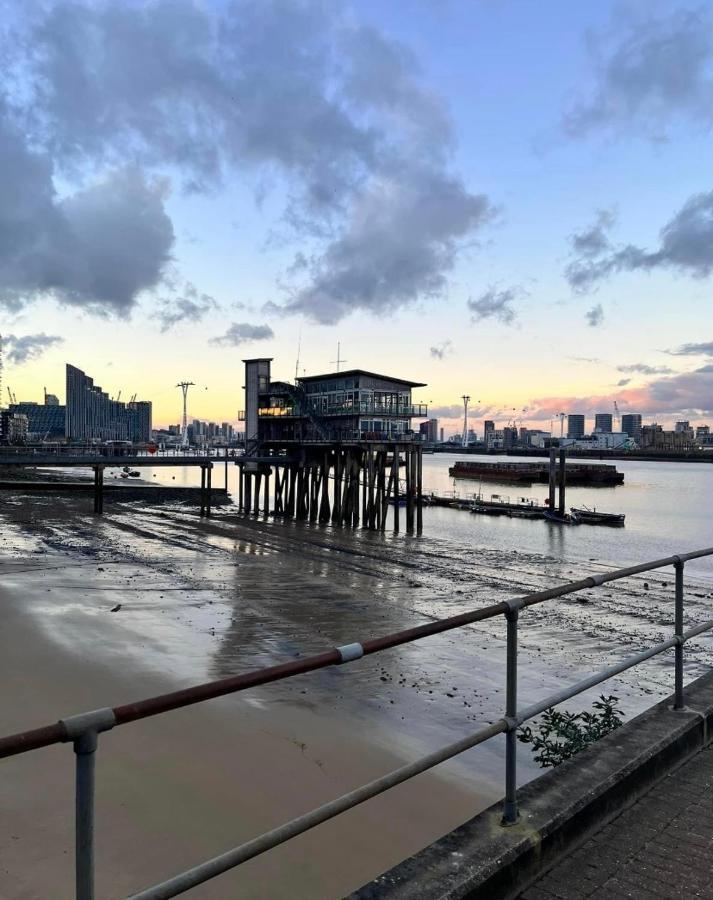 Large Double Room Overlooking The Thames ลอนดอน ภายนอก รูปภาพ